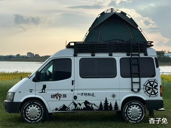 顺改装床车旅行来一场说走就走的自驾游mg不朽情缘网站露营在水草边福特全(图1)