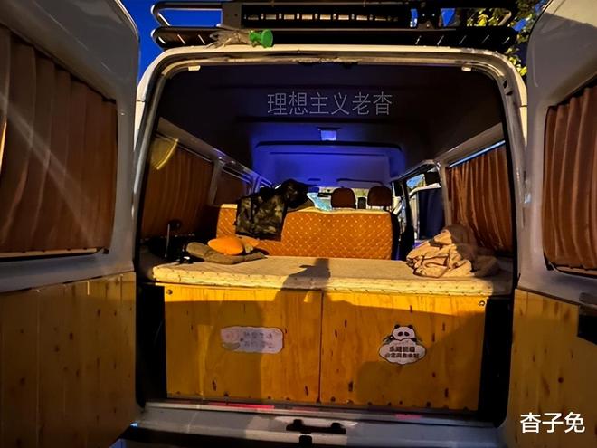 顺改装床车旅行来一场说走就走的自驾游mg不朽情缘网站露营在水草边福特全(图4)